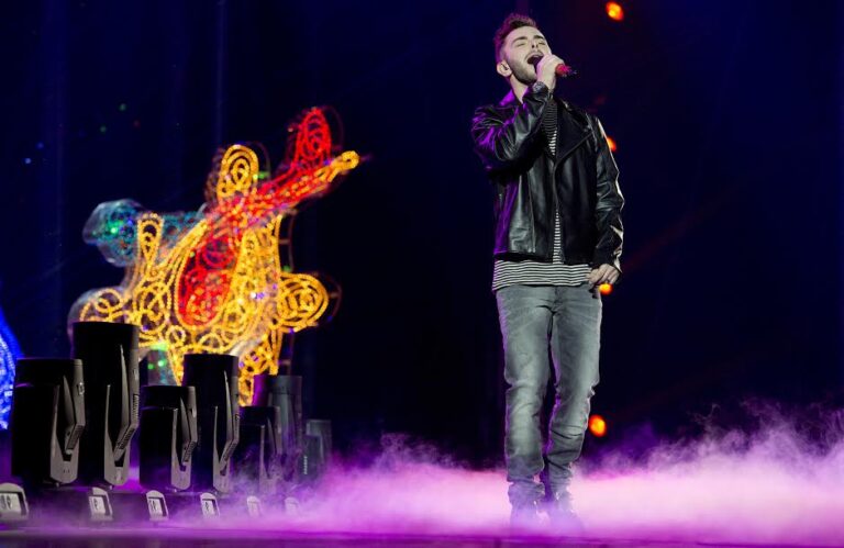 Una scultura di Lodola sul palco di X Factor Sky Arte Updates: premio d’artista per X-Factor 8, con Marco Lodola che firma il trofeo assegnato a Lorenzo Fragola