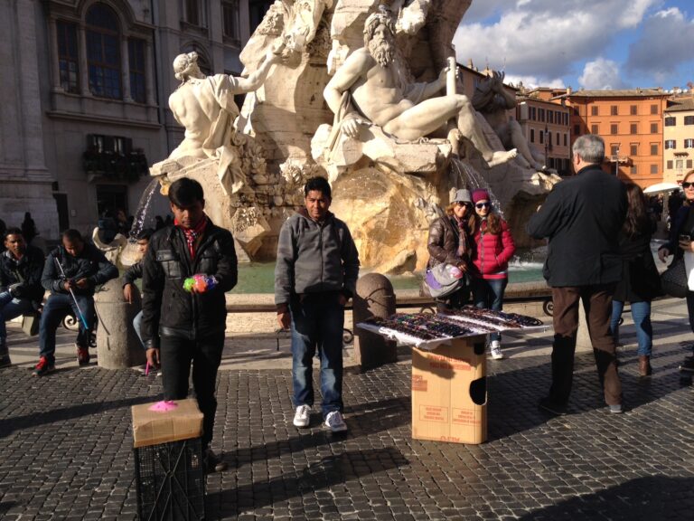 Vucumprà e abusivi in Piazza Navona sabato 13 dicembre 2014 2 L’opera censurata di Piazza Navona. Vigili e soprintendenza spengono l’installazione di Donato Piccolo a Roma