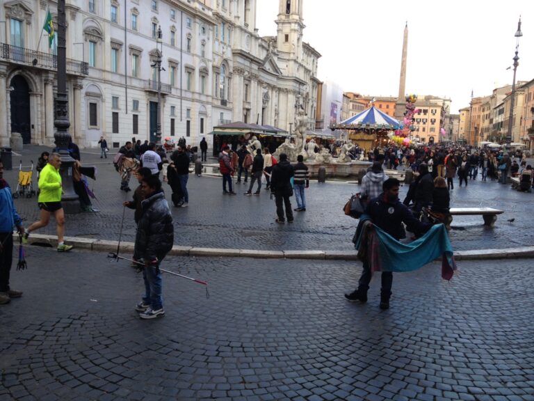 Vucumprà e abusivi in Piazza Navona sabato 13 dicembre 2014 4 L’opera censurata di Piazza Navona. Vigili e soprintendenza spengono l’installazione di Donato Piccolo a Roma