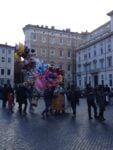 Vucumprà e abusivi in Piazza Navona sabato 13 dicembre 2014 5 e1418499744641 L’opera censurata di Piazza Navona. Vigili e soprintendenza spengono l’installazione di Donato Piccolo a Roma