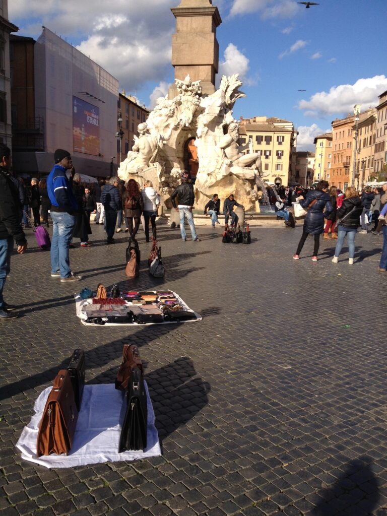 Vucumprà e abusivi in Piazza Navona sabato 13 dicembre 2014 e1418499691756 L’opera censurata di Piazza Navona. Vigili e soprintendenza spengono l’installazione di Donato Piccolo a Roma