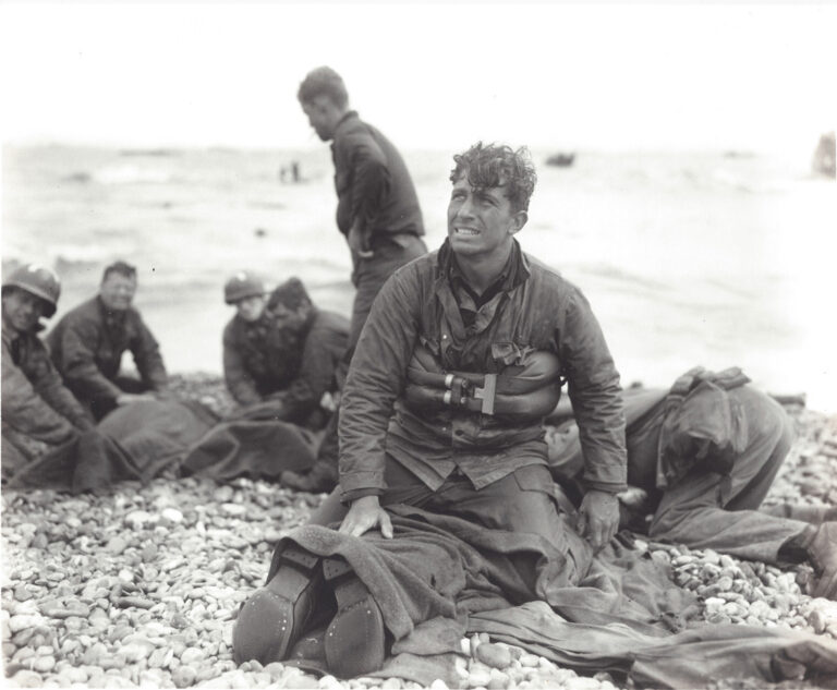 Walter Rosenblum. Omaha Beach Rescue. Normandia Francia. 7 giugno 1944 D Day+1 Combattere con l’obiettivo. Intervista con Nina Rosenblum