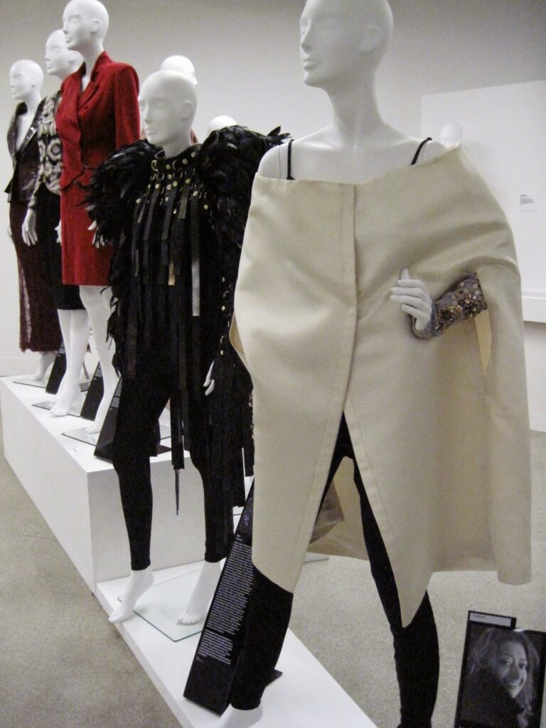 Zaha Hadid outfit Thats Not My Age Donne, moda e potere. Al Design Museum di Londra