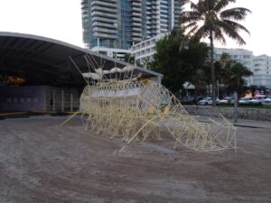 Miami Updates: arrivano sulla spiaggia della Florida le sculture-giocattolo volanti di Theo Jansen. Dall’Animaris Suspendisse all’Animaris Excelsus, ecco le immagini