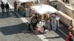 urtisti1 Umiliano i monumenti della città, ma il Comune di Roma gli organizza una mostra. Il Museo di Trastevere regalato alla potente lobby dei venditori di souvenir