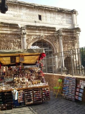 Umiliano i monumenti della città, ma il Comune di Roma gli organizza una mostra. Il Museo di Trastevere regalato alla potente lobby dei venditori di souvenir