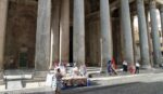 urtisti7 Umiliano i monumenti della città, ma il Comune di Roma gli organizza una mostra. Il Museo di Trastevere regalato alla potente lobby dei venditori di souvenir