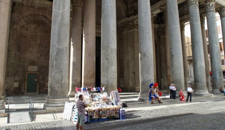 urtisti7 Umiliano i monumenti della città, ma il Comune di Roma gli organizza una mostra. Il Museo di Trastevere regalato alla potente lobby dei venditori di souvenir