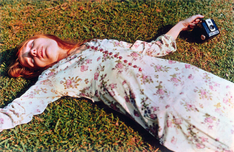 william eggleston untitled 1975 girl on grass La sfida di William Eggleston: raccontare l’America, con la forza del colore. Una mostra alla Fondazione Cartier-Bresson