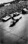┬®Charles Peterson Eddie Vedder drop stage hands on head Sky Arte Updates: Kurt Cobain e i Nirvana in mostra alla Fabbrica del Vapore. Novanta fotografie, a Milano, per raccontare il grunge
