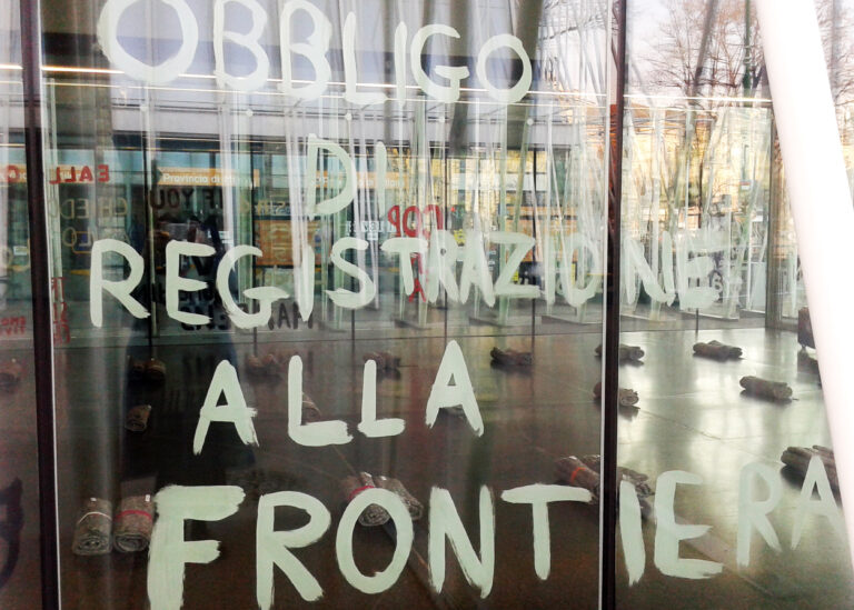 10 L’ExpoGate prova a fare il centro creativo di Milano. Immagini dall'evento “Coperta” di Traslochi Emotivi: tra video e paesaggi sonori, su una nave (rovesciata)