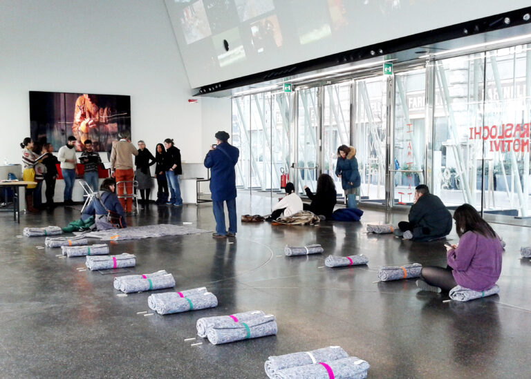 6 L’ExpoGate prova a fare il centro creativo di Milano. Immagini dall'evento “Coperta” di Traslochi Emotivi: tra video e paesaggi sonori, su una nave (rovesciata)
