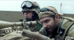 Bradley Cooper interpreta il cecchino Chris Kyle in American Sniper di Clint Eastwood, 2014, Warner Bros