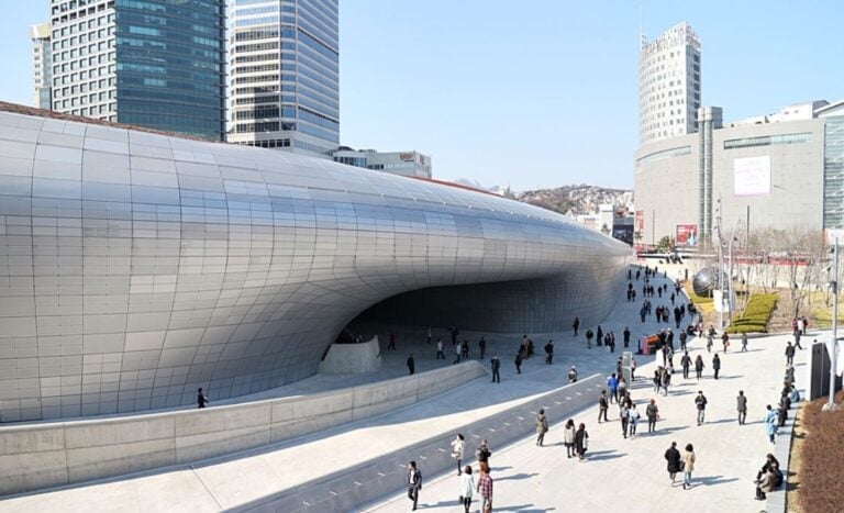 Dongdaemun Design Plaza 2 La top 5 dei migliori edifici inaugurati nel 2014 in tutto il mondo. Dalla Fondation Vuitton di Parigi alla Dongdaemun Design Plaza di Seul