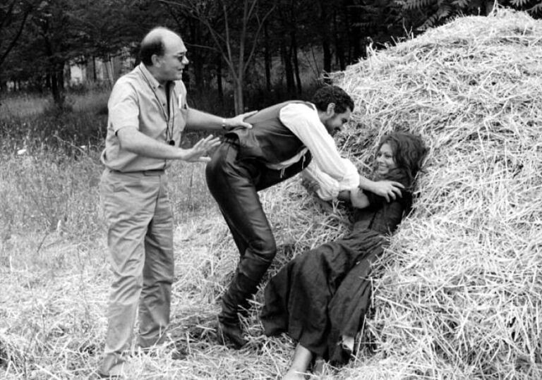 Francesco Rosi sul set con Omar Sharif e Sophia Loren Morto a Roma Francesco Rosi, padre del cinema d'inchiesta italiano. Lo omaggiamo con una fotogallery da red carpet...