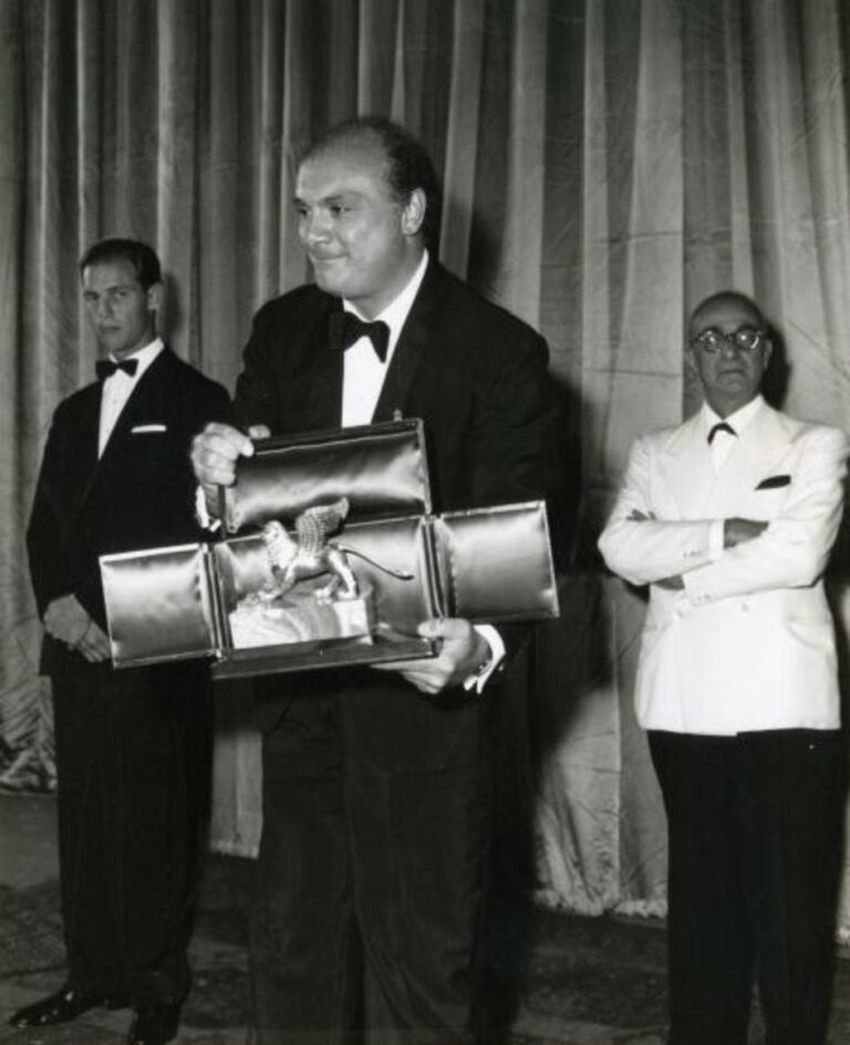 Francesco Rosi con il Leone dOro Morto a Roma Francesco Rosi, padre del cinema d'inchiesta italiano. Lo omaggiamo con una fotogallery da red carpet...