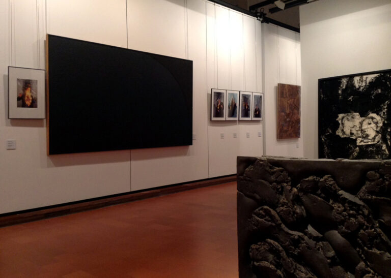 Fuoco Nero veduta della mostra presso Palazzo della Pilotta Parma 2014 1 Aureo Alberto Burri. Un omaggio colossale a Parma