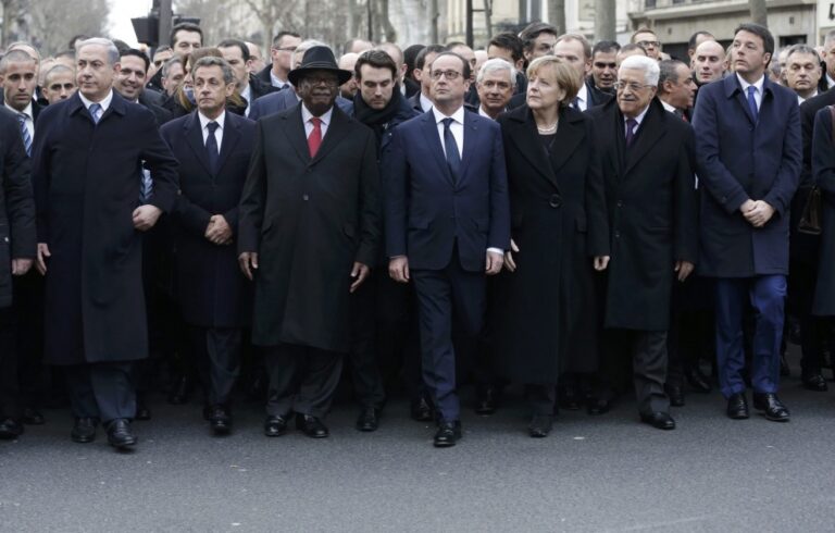 I potenti nel mondo in testa al corteo di Parigi In piazza per Charlie Hebdo. La guerra non santa: terrorismo e democrazia