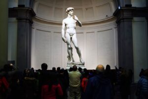 Pedana antisismica per il David di Michelangelo. Con fondi ministeriali. Ma cene ed eventi a pagamento, ai piedi della statua, non sono un rischio?