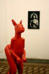 Il canguro di Puxeddu con una foto di Daria Paladino Galleria Franco Toselli Milano 2014 photo Michela Deponti L’anti Street Art d’interni di Sbagliato®. Da Toselli (e alla porta accanto)