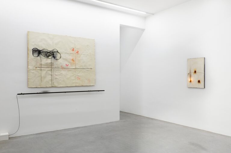 Installation View Pier Paolo Calzolari Ronchini Gallery 23 January 7 March 2015 Courtesy Ronchini Gallery 10 Tante immagini dalla personale di Pier Paolo Calzolari alla Ronchini Gallery di Londra. Fra luce, materia e tempo