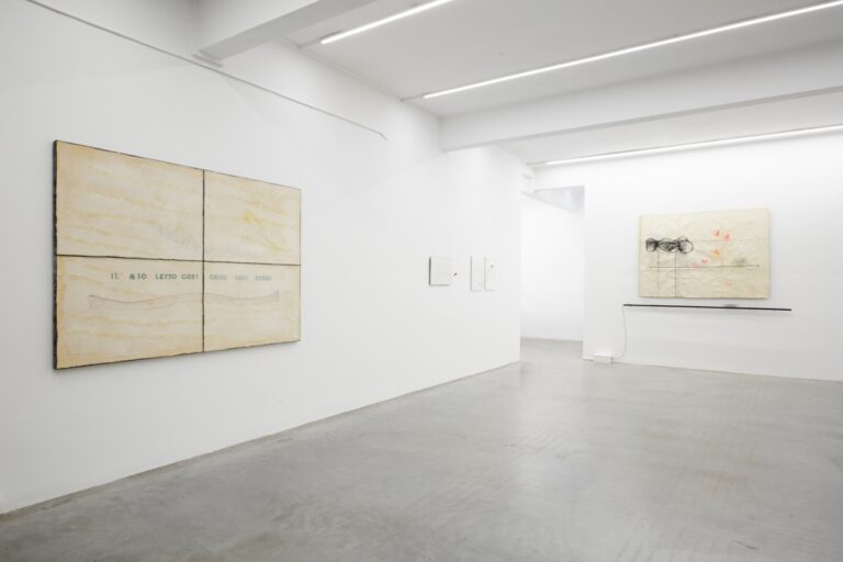 Installation View Pier Paolo Calzolari Ronchini Gallery 23 January 7 March 2015 Courtesy Ronchini Gallery 15 Tante immagini dalla personale di Pier Paolo Calzolari alla Ronchini Gallery di Londra. Fra luce, materia e tempo