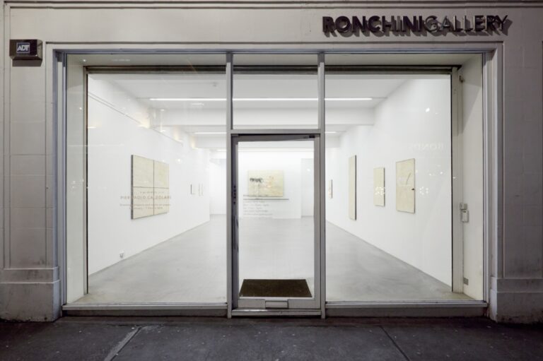 Installation View Pier Paolo Calzolari Ronchini Gallery 23 January 7 March 2015 Courtesy Ronchini Gallery 16 Tante immagini dalla personale di Pier Paolo Calzolari alla Ronchini Gallery di Londra. Fra luce, materia e tempo