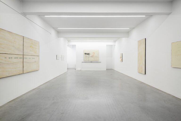 Installation View Pier Paolo Calzolari Ronchini Gallery 23 January 7 March 2015 Courtesy Ronchini Gallery 2 Tante immagini dalla personale di Pier Paolo Calzolari alla Ronchini Gallery di Londra. Fra luce, materia e tempo