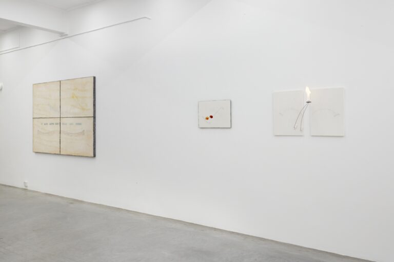 Installation View Pier Paolo Calzolari Ronchini Gallery 23 January 7 March 2015 Courtesy Ronchini Gallery 7 Tante immagini dalla personale di Pier Paolo Calzolari alla Ronchini Gallery di Londra. Fra luce, materia e tempo