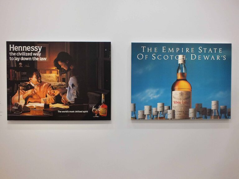 Jeff Koons serie LuxuryDegradation Hennesy the civilized Way to Lay Down the Law 1986 The Empire of Stare of Scoth Dewars 1986 © Silvia Neri Jeff Koons: la grande retrospettiva al Pompidou