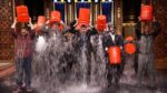Jimmy Fallon al The Tonight Show pratica performa l'Ice Bucket Challenge