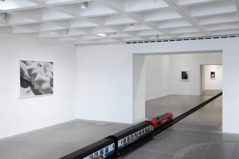 Josephine Pryde These Are Just Things I Say They Are Not My Opinions. Arnolfini installation view 1. Photo Stuart Whipps 2014 Bristol, Arnolfini e la provincia “underground”. Intervista con Kate Brindley