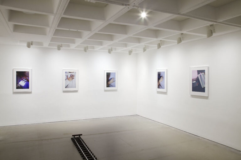 Josephine Pryde These Are Just Things I Say They Are Not My Opinions. Arnolfini installation view 2. Photo Stuart Whipps 2014 Bristol, Arnolfini e la provincia “underground”. Intervista con Kate Brindley