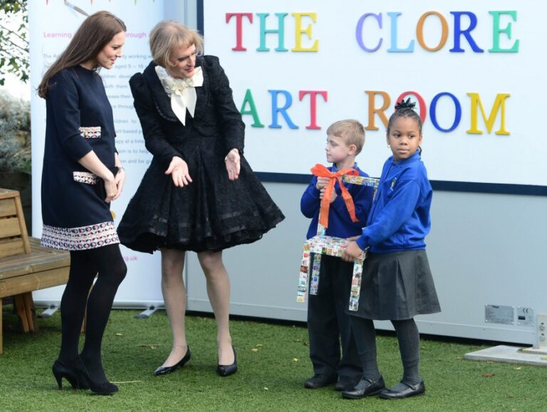 Kate Middleton e Greyson Perry in visita a una scuola di Londra 2 La strana coppia. Kate Middleton e Grayson Perry a sostegno dell’arte nelle scuole. E in Italia?