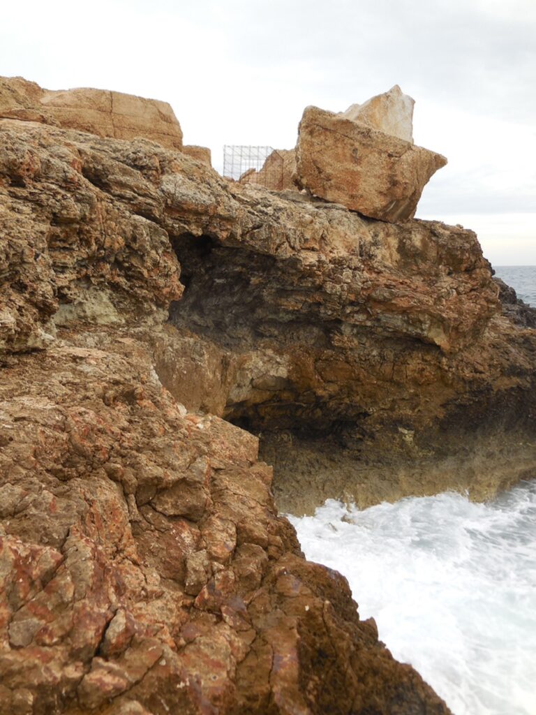 Lampedusa Altra Memoria 7 Giorno della Memoria, il mondo ricorda la Shoah. Lampedusa, isola di profughi ed esiliati, ospita le installazioni di Laura Cazzaniga e Giacomo Nicola Manenti