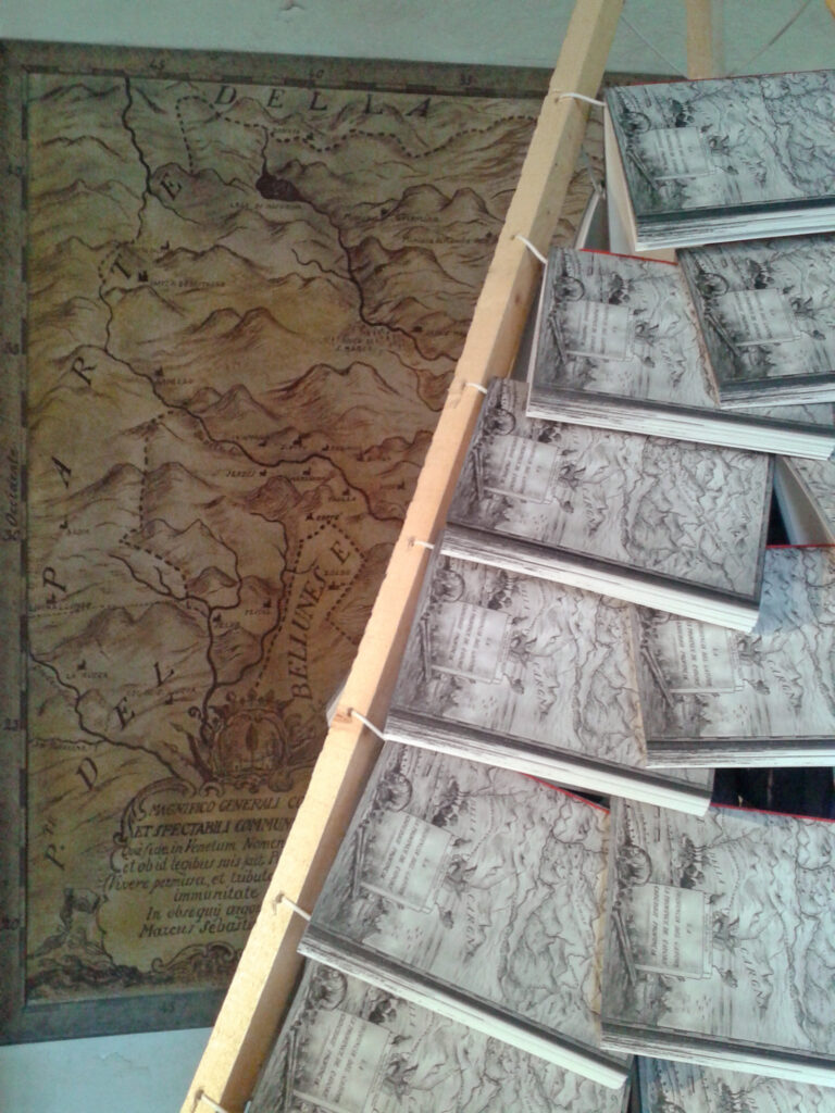 Le fanzine di Degiorgis alla Magnifica Comunità dietro la mappa del Cadore punto di partenza della ricerca dellartista Chiavi di Accesso. Ovvero l’arte contemporanea nelle Dolomiti bellunesi