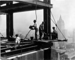 Lewis Hine, Rivettatori al lavoro su una trave, New York, 1931