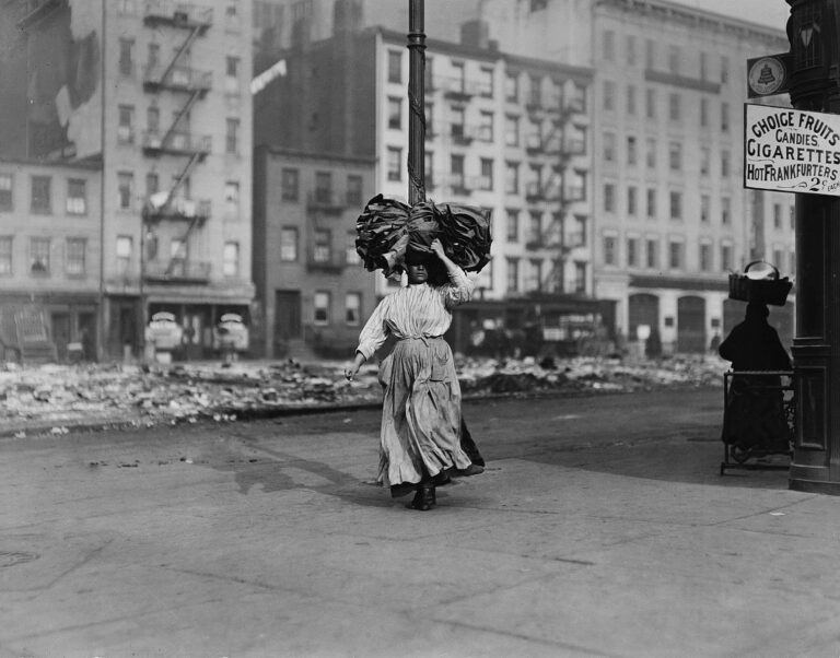 Lewis Hine, Trasporto del lavoro a domicilio, East Side, New York,1910