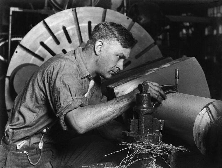 Lewis Hine, Un meccanico specializzato con micrometro per misurare l’albero di trasmissione che sta costruendo, 1920 ca.