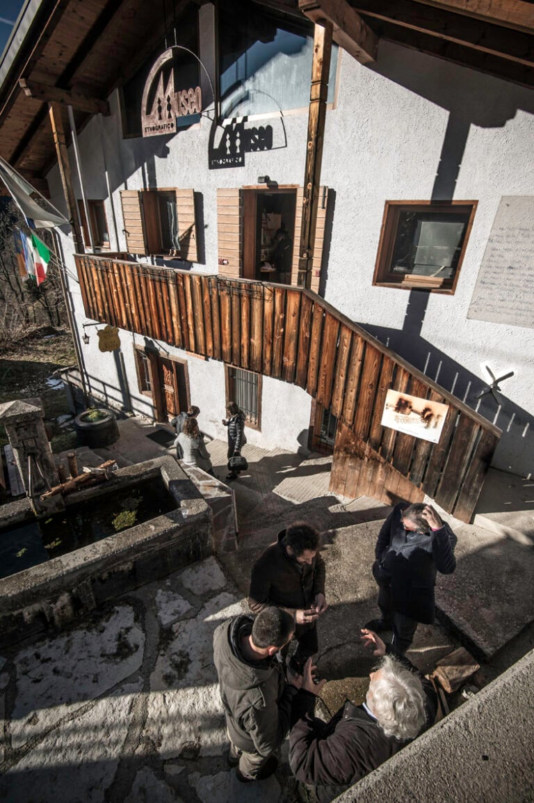 L'inaugurazinoe de I Bareloi di Mario Tomè all'etnografico di Zoppè di Cadore - Foto Giacomo De Donà