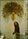 Lynda Benglis con uno dei lavori delle Peacock series, India, 1979 - Courtesy the artist and Cheim & Read, New York