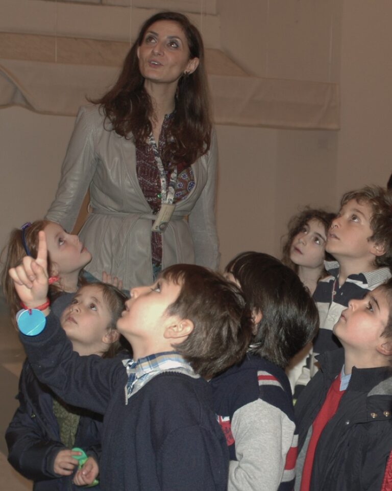 MANN - bambini guardano in alto
