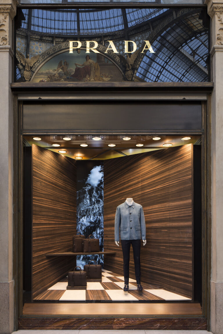 Prada Galleria Mens store MGamper 2 Martino Gamper rifà il look alle vetrine di Prada. Decine di boutique nel mondo ospitano Corners, installazione minimale e bucolica del designer