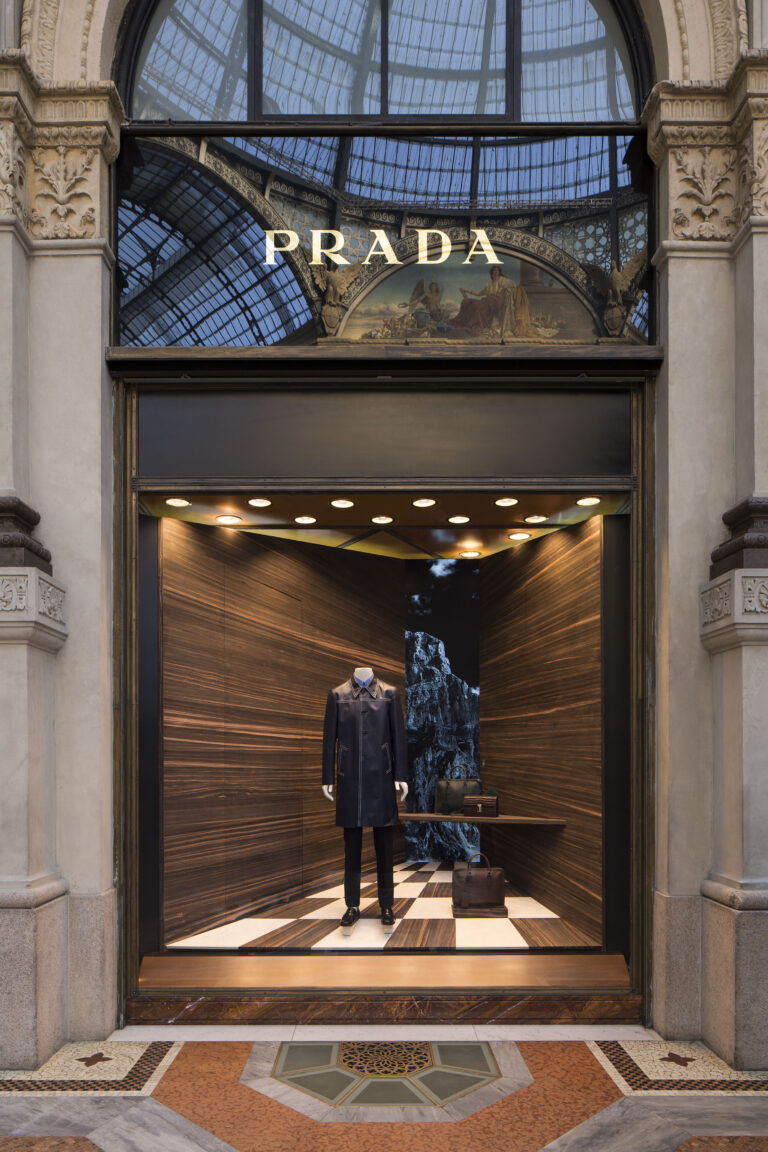 Prada Galleria Mens store MGamper 3 Martino Gamper rifà il look alle vetrine di Prada. Decine di boutique nel mondo ospitano Corners, installazione minimale e bucolica del designer