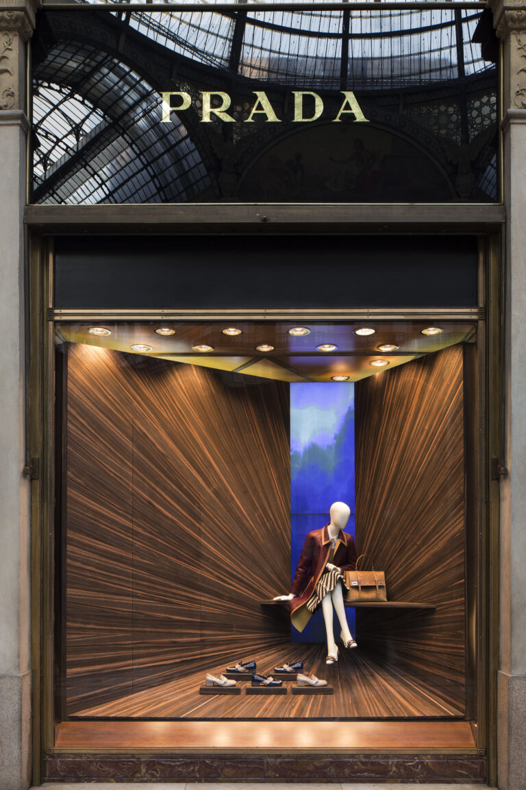 Prada Galleria Womens store MGamper 2 Martino Gamper rifà il look alle vetrine di Prada. Decine di boutique nel mondo ospitano Corners, installazione minimale e bucolica del designer