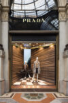 Prada Galleria Womens store MGamper 3 Martino Gamper rifà il look alle vetrine di Prada. Decine di boutique nel mondo ospitano Corners, installazione minimale e bucolica del designer
