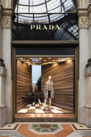 Martino Gamper rifà il look alle vetrine di Prada. Decine di boutique nel mondo ospitano Corners, installazione minimale e bucolica del designer