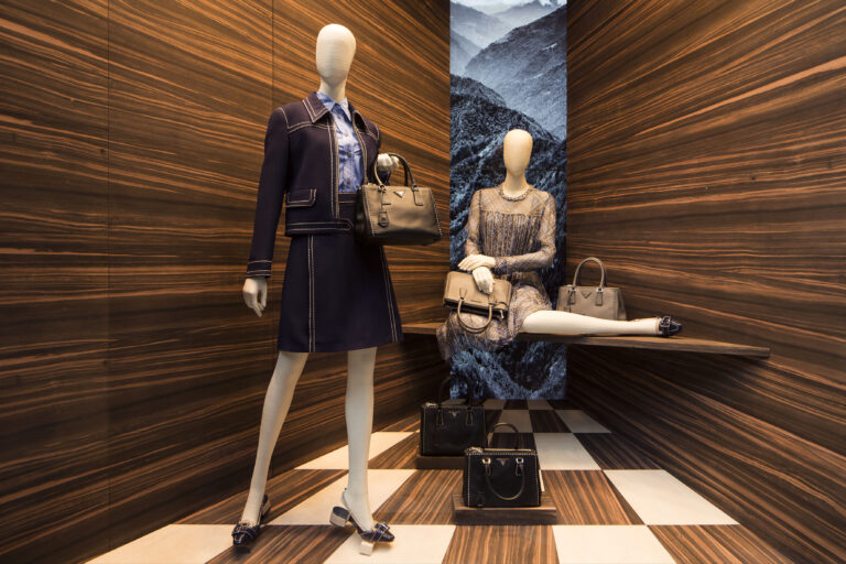 Prada Galleria Womens store MGamper 4 Martino Gamper rifà il look alle vetrine di Prada. Decine di boutique nel mondo ospitano Corners, installazione minimale e bucolica del designer