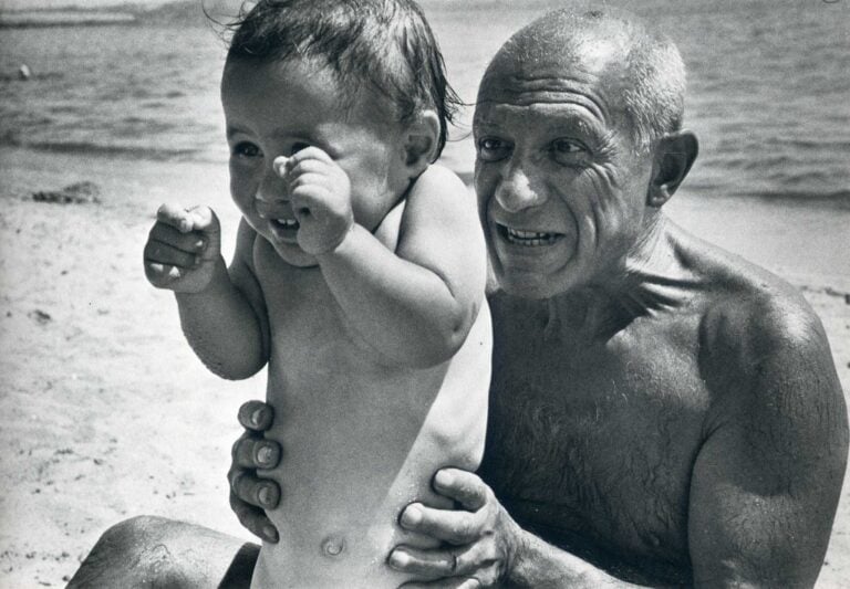 Robert Capa Picasso With His Son Claude 1024x710 Marina Picasso, nipote tormentata. Dopo il rancore contro il nonno sadico, dopo il libro denuncia, l’ultimo atto. In vendita le opere del Maestro