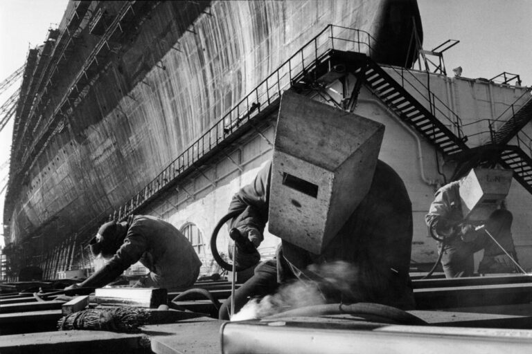 Saint Nazaire, 1959 (Construction du paquebot France) © Marc Riboud